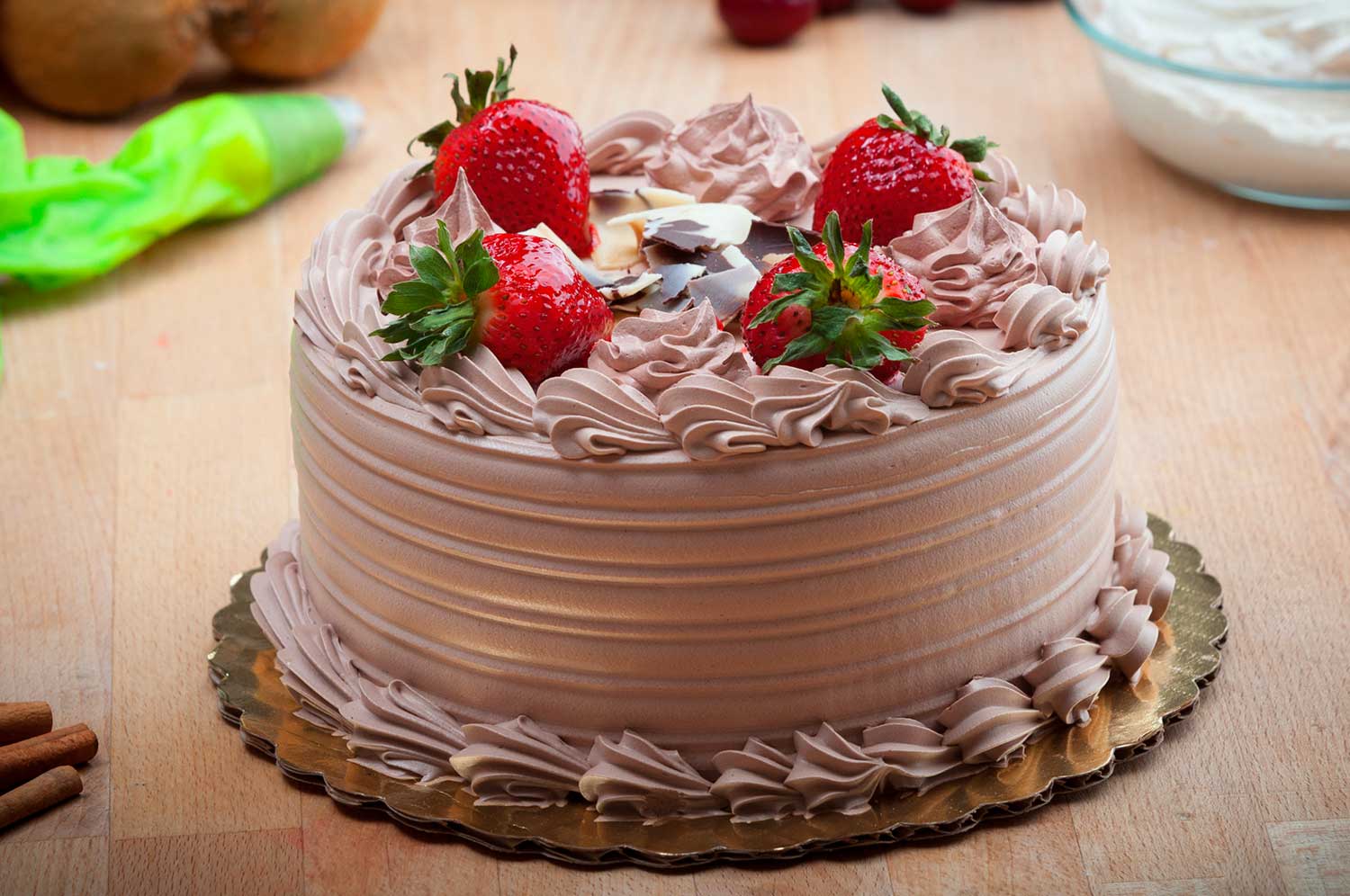Можно кормящим торт. Тортик с днем рождения. Выбрать торт. С днем рождения торт и цветы. Торт при грудном вскармливании.